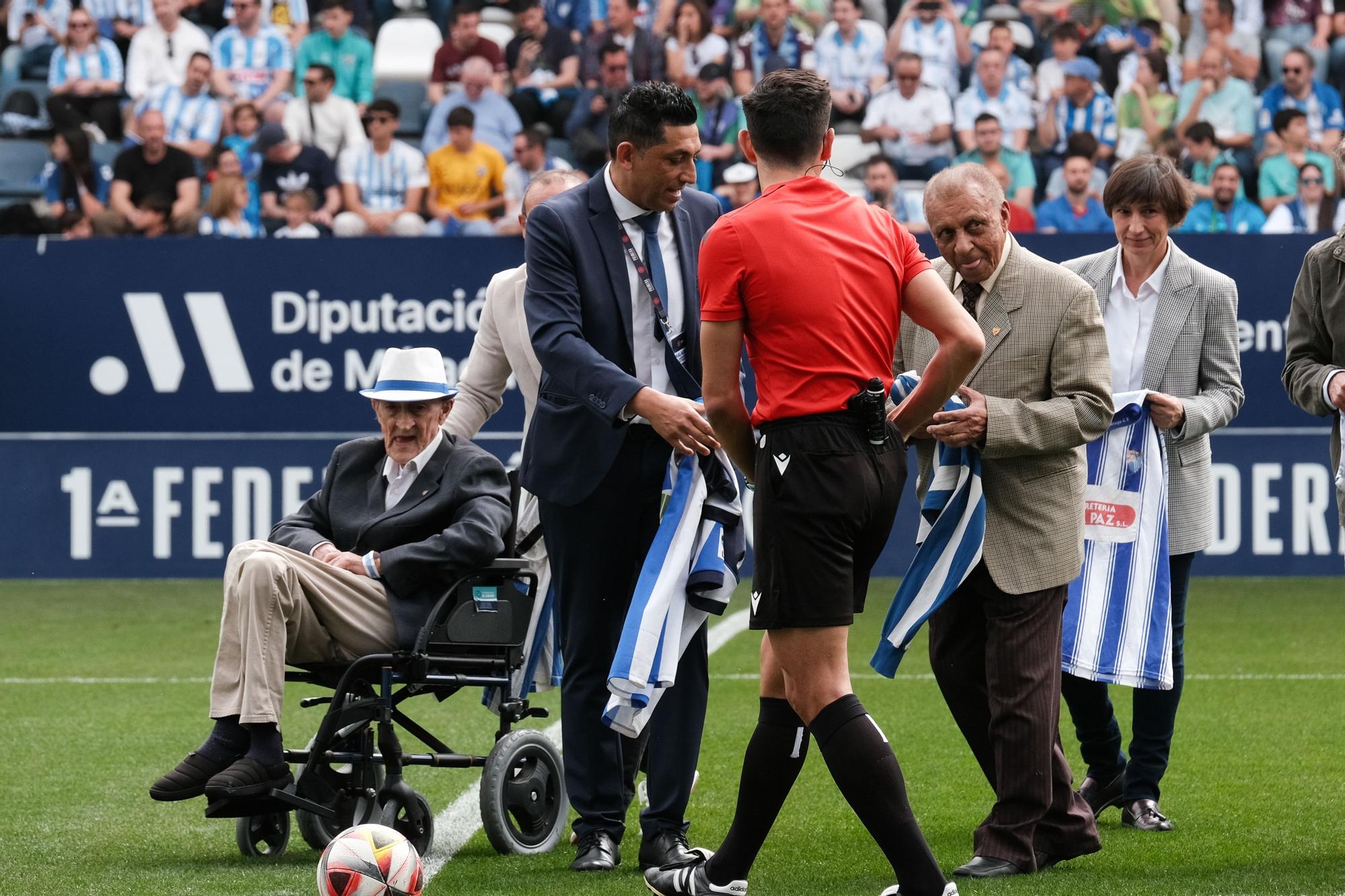 Homenaje a los veteranos del Málaga CF en el partido ante el AD Ceuta disputado en La Rosaleda.