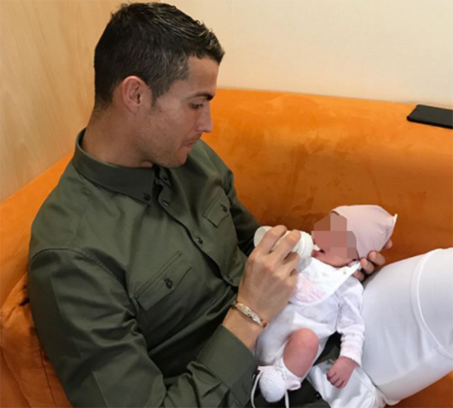Cristiano Ronaldo con la pequeña Alana