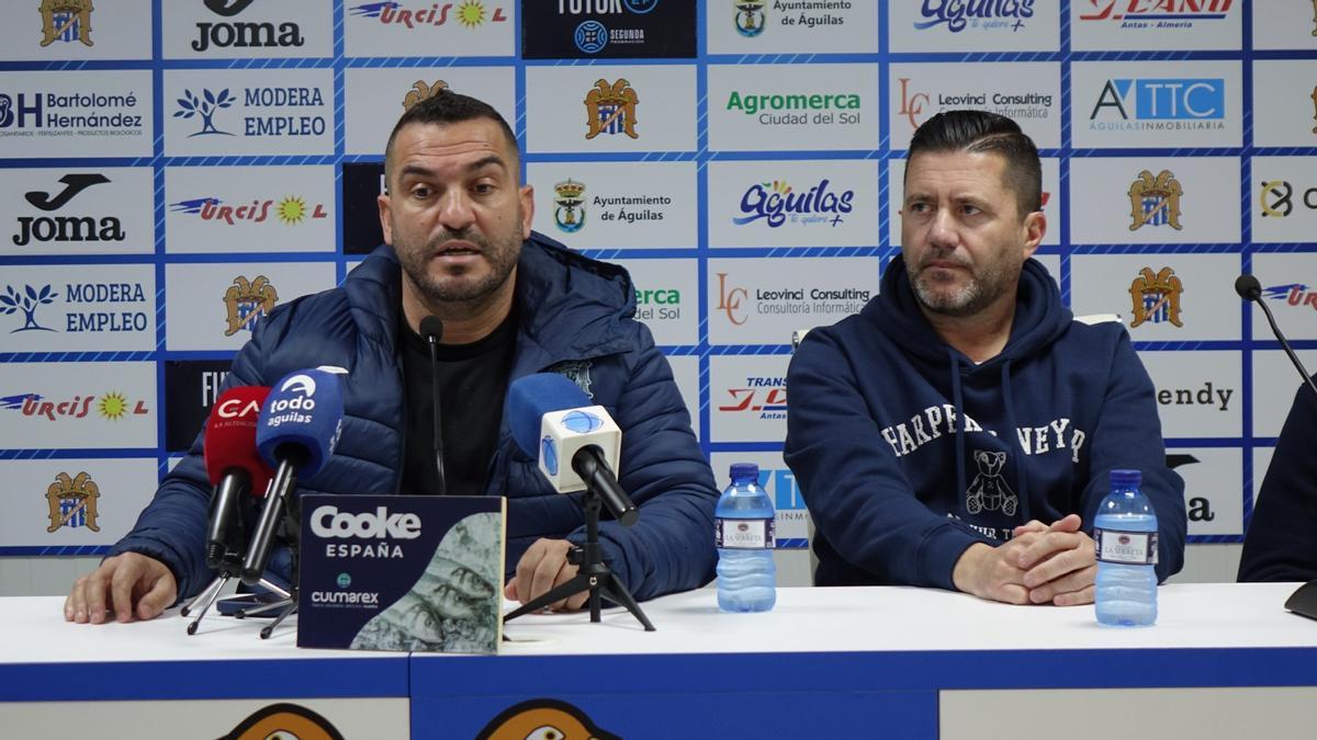 Adrián Hernández, junto a Pedro Reverte durante la rueda de prensa