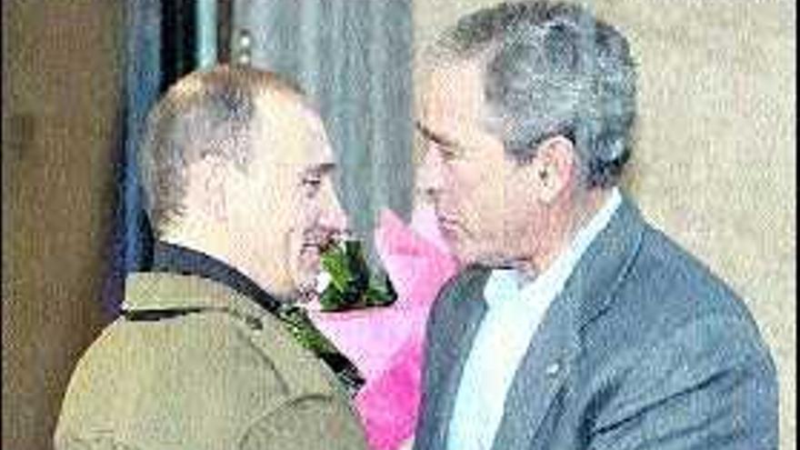 George Bush y Vladimir Putin (izquierda), al inicio, ayer, de su último encuentro.