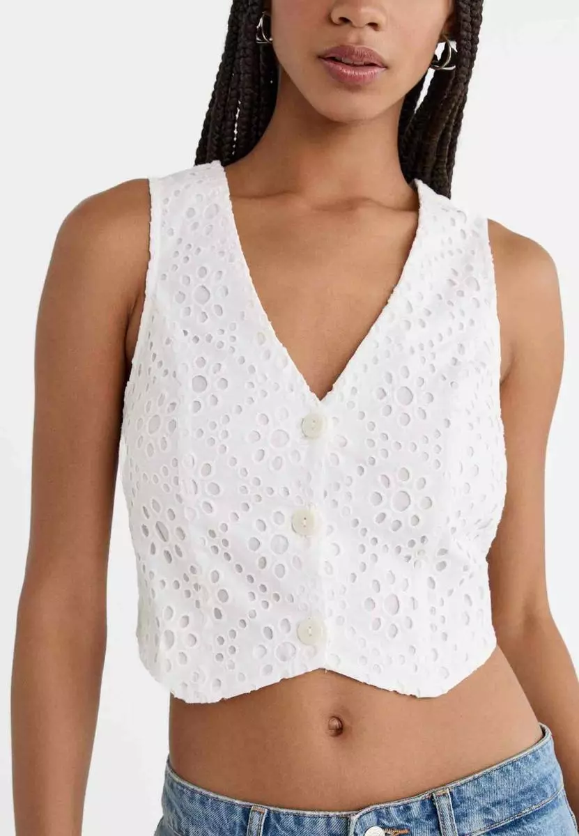 Locura en Stradivarius con los chalecos del verano: 8 modelos muy buscados 9 Moncloa Estilo Refinado: chaleco corto con detalles calados de Stradivarius