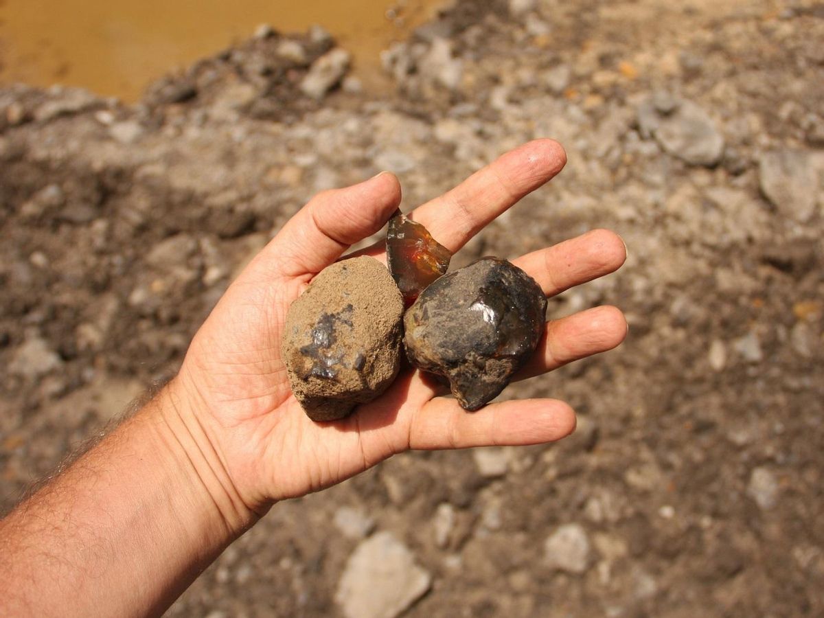 Un científico muestra piezas de ámbar halladas en la cantera Genoveva, en Ecuador.