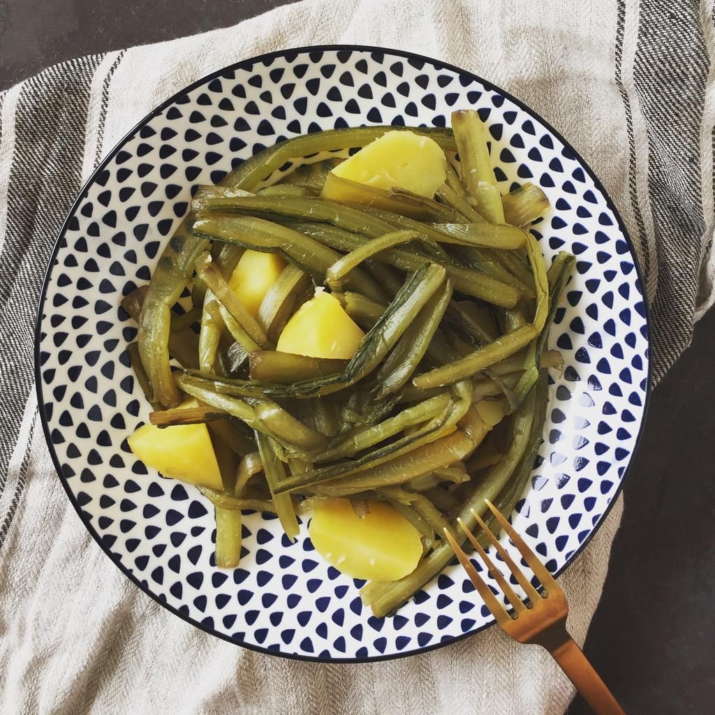 Imagen de un plato de borrajas con patatas.