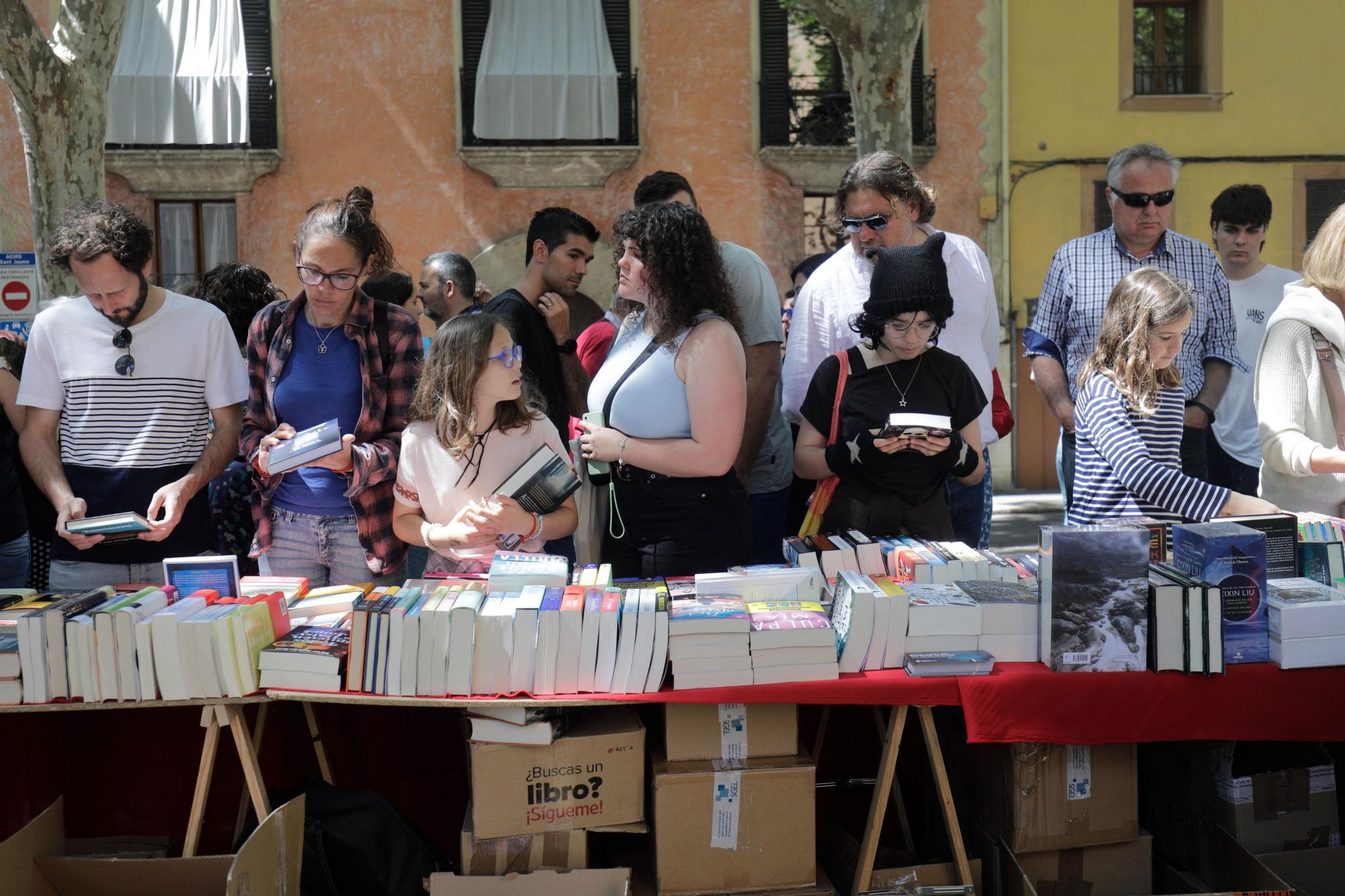 Día del Libro en Mallorca: Los lectores abarrotan el centro de Palma