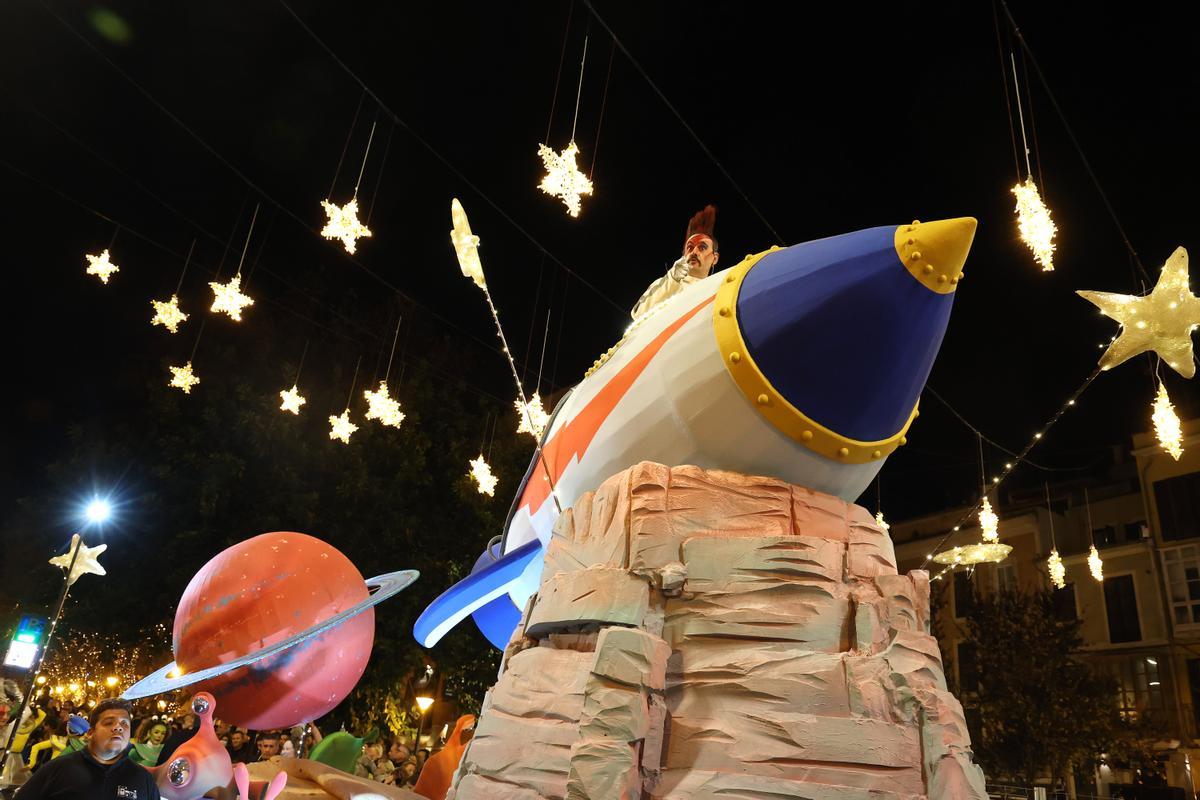 Una carroza con un cohete durante la Cabalgata de Reyes Magos 2023, a 5 de enero de 2023, en Palma de Mallorca, Mallorca, Islas Baleares (España).