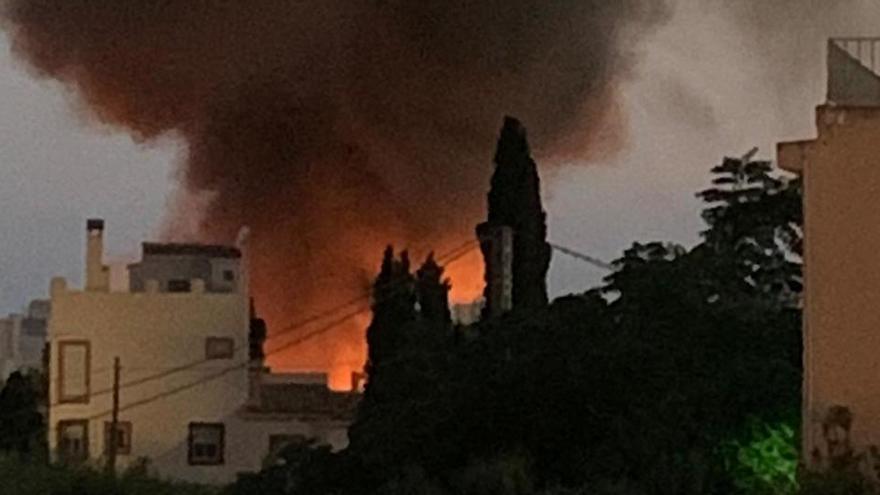 Densa humareda a causa del incendio en el camping Titus.