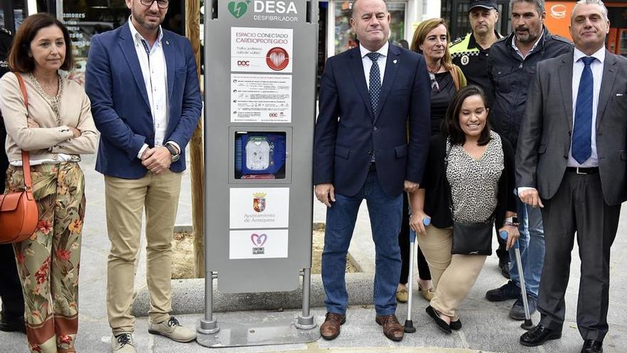 El alcalde de Antequera, Manuel Barón, en la presentación de uno de los dispositivos instalados en la ciudad.