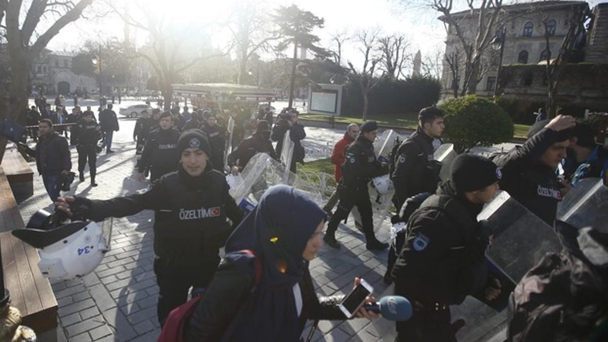 La policía acordona la zona de la explosión en Estambul