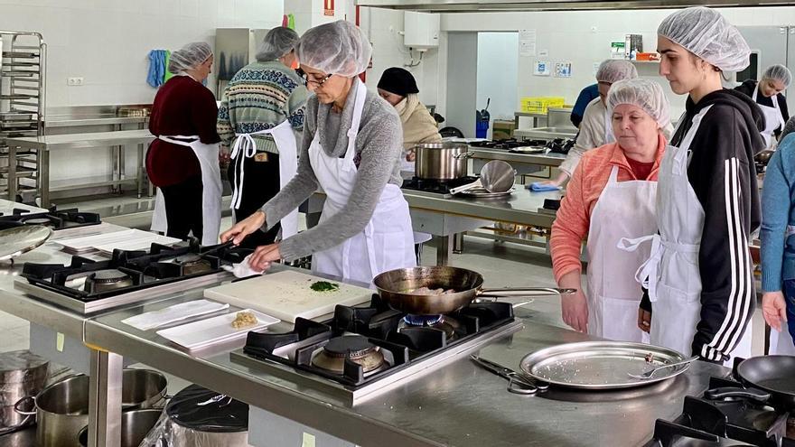 Un grupo de alumnas do novo curso de técnicas de cociñado, decoración e empratado