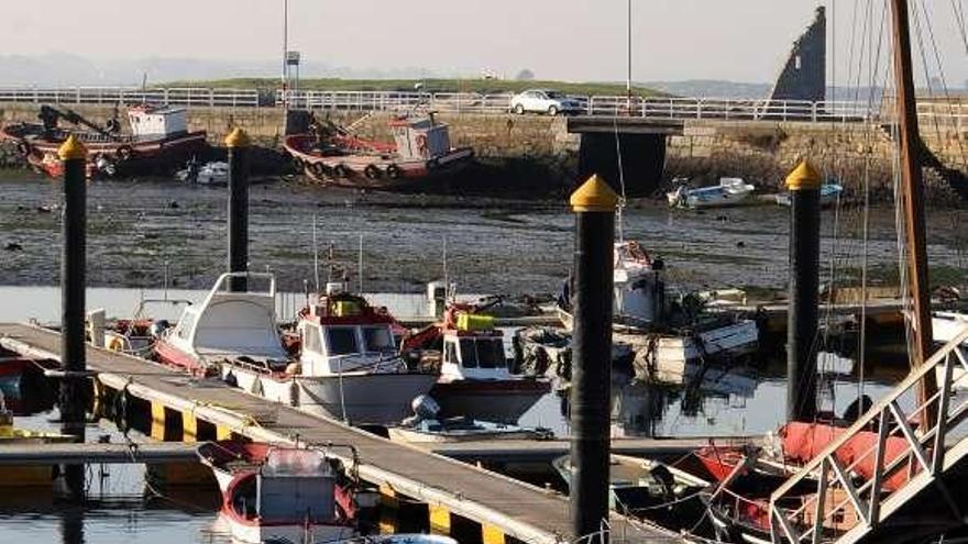 Un pescador usa un remo para salir debido al escaso calado.  // I.Abella