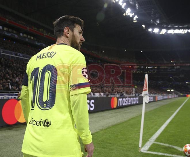 Jugada de Leo Messi en el partido de ida de octavos de final de la Champions League