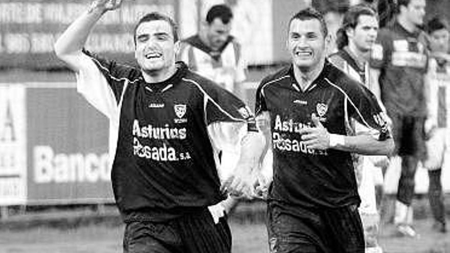 José Ángel celebra el gol al Logroñés en la Copa seguido de Stoica.