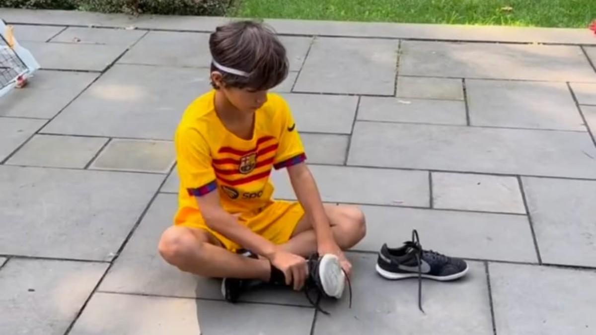 Omri Sharabi con la camiseta del Barça mucho antes de que pudiera imaginarse jugar en el club blaugrana