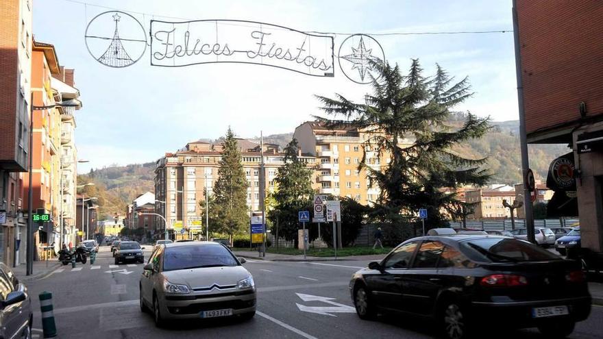 Uno de los arcos del alumbrado navideño instalados en la villa de Mieres.