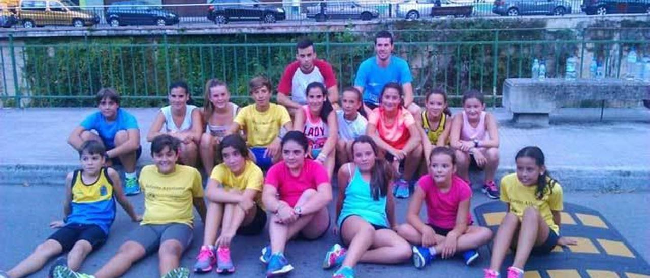 Los jóvenes componentes del Infiesto Atletismo el día del primer entrenamiento de la temporada.