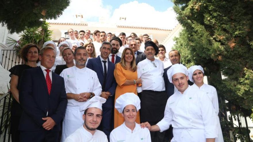 Susana Díaz, con Víctor Navas, Javier Carnero, profesores y alumnos de La Fonda.