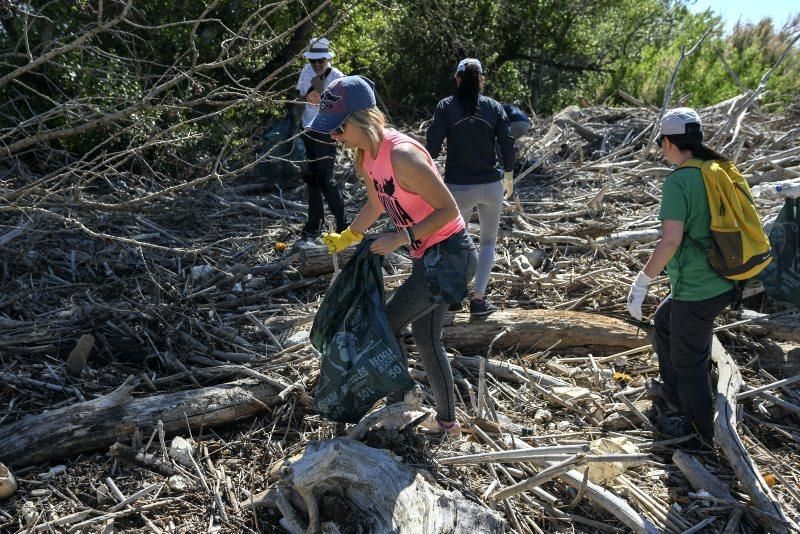 Recogida de plásticos en la ribera del Ebro