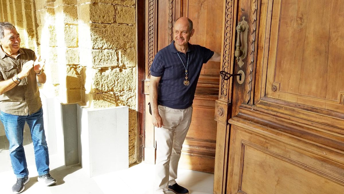 Víctor Otero Prol fue invitado a recibir la llave del edificio de la casa consistorial de San Fernando y a utilizarla para realizar su apertura.