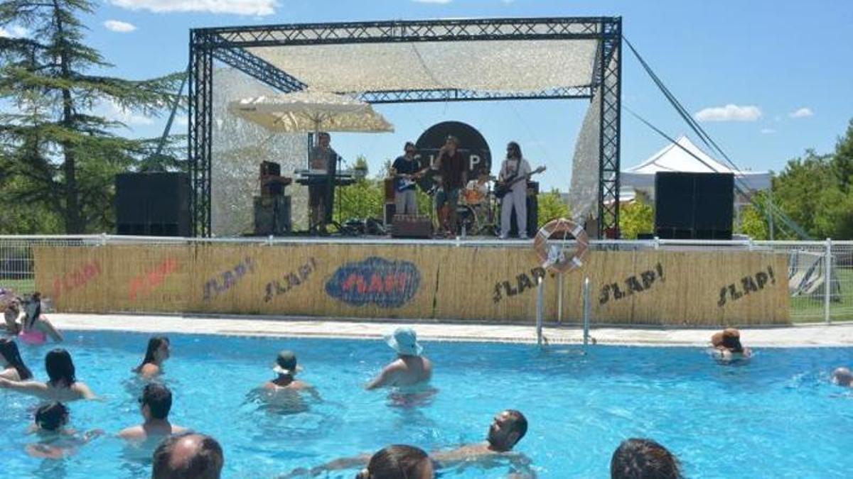 El famoso 'Pool Train' en el que disfrutar de un rato divertido bailando en la piscina.