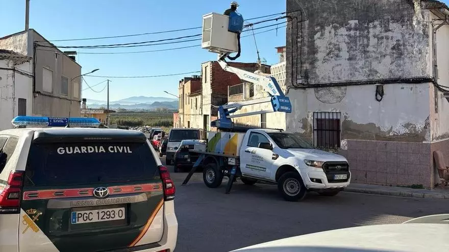 Otra redada desmantela una decena de enganches ilegales a la red en Alberic