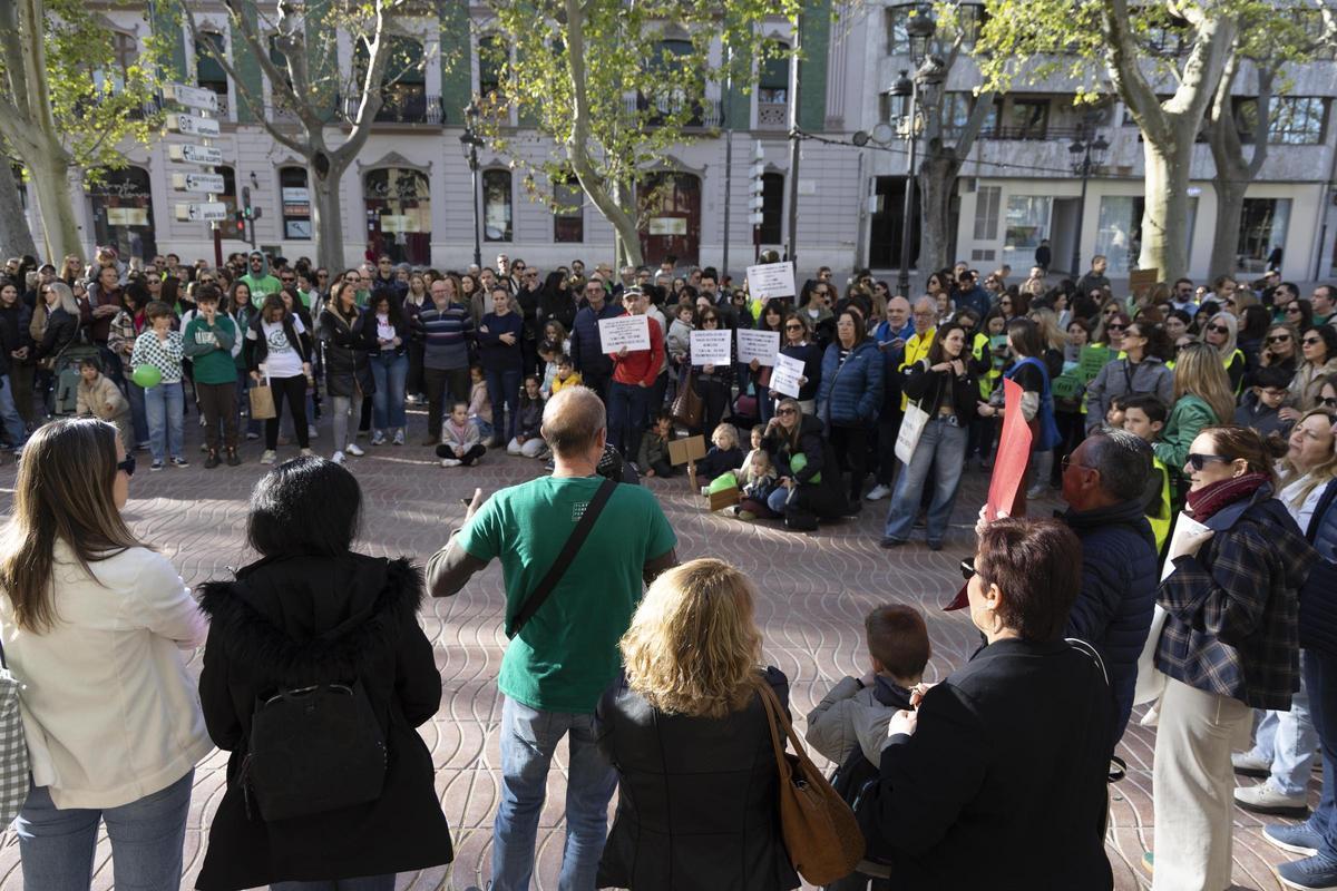 La concentración de apoyo a la huelga educativa en Xàtiva, en imágenes La concentración de apoyo a la huelga educativa en Xàtiva, en imágenes