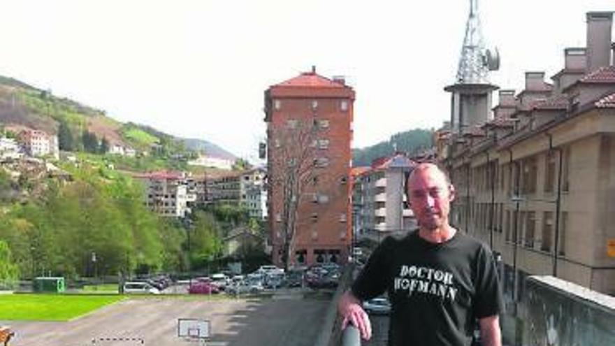 Rubén García junto al colegio Alejandro Casona y una antena de telefonía.