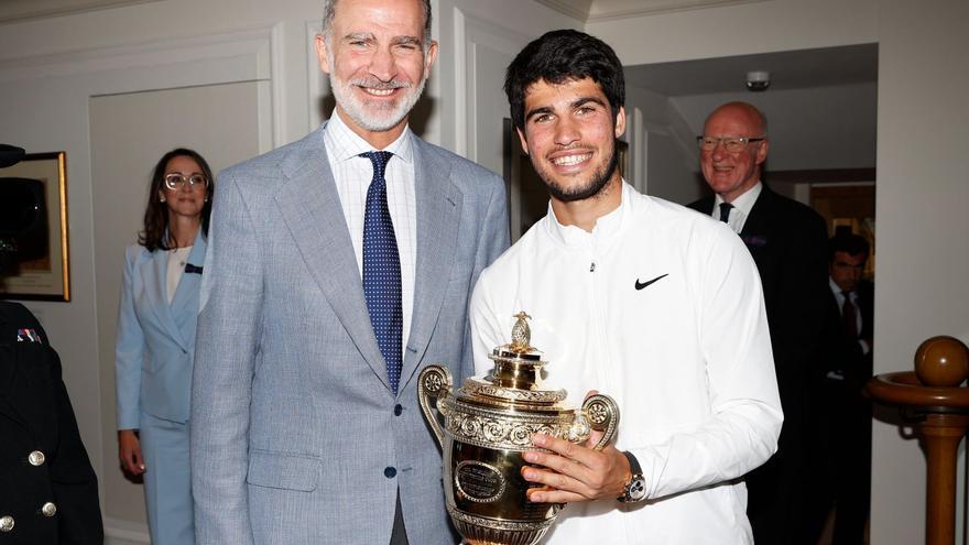Carlos Alcaraz posa con Felipe VI tras proclamarse campeón de Wimbledon. | CASA REAL