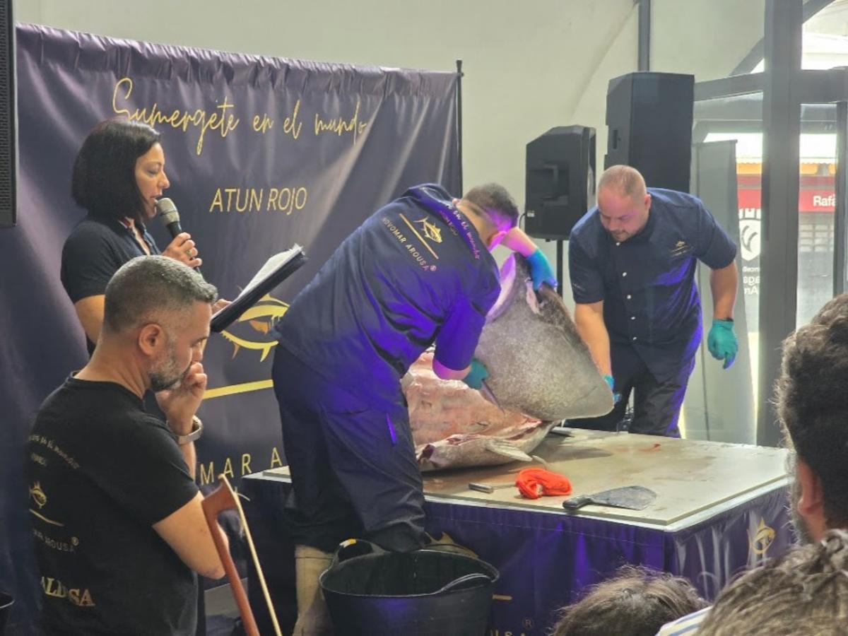 Así se disfrutó del ronqueo de un atún rojo de 200 kilos pescado en las almadrabas gaditanas, organizado por Novomar Arousa y el restaurante La Baldosa, en Vilagarcía.