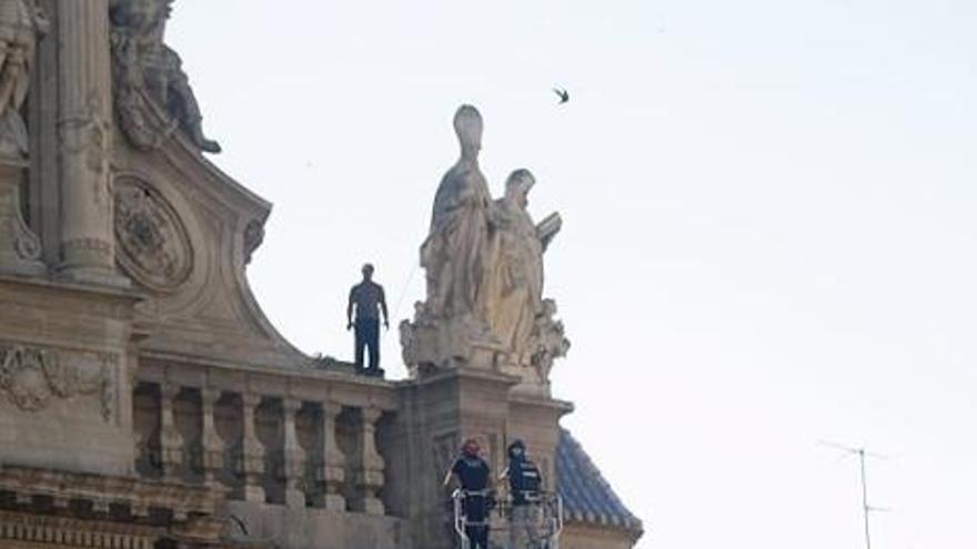 Un hombre se encarama a la Catedral de Murcia