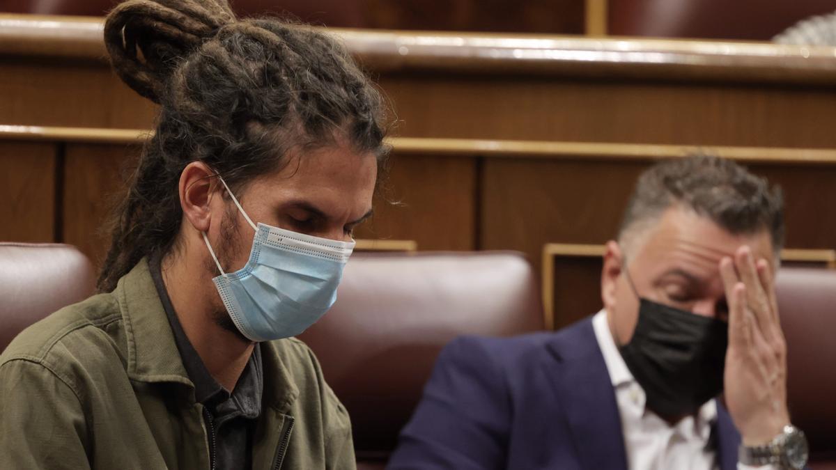 El exdiputado de Unidas Podemos Alberto Rodríguez (I), y el diputado nacional de Unidas Podemos poncia de Cádiz, Juan Antonio Delgado, en una sesión plenaria en el Congreso de los Diputados, a 14 de octubre de 2021, en Madrid (eSPAÑA).