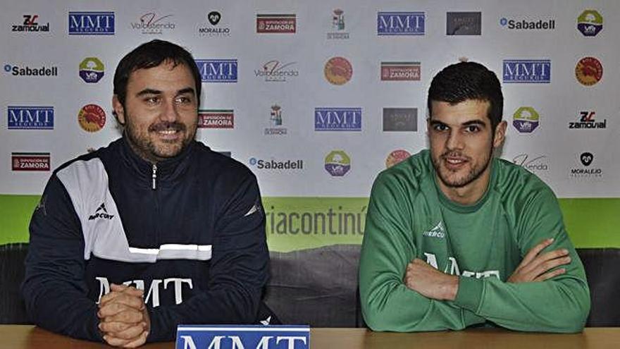 Jaime González, a la derecha de la imagen, junto a Leo Álvarez en la rueda de prensa de ayer por la tarde en el Ángel Nieto.