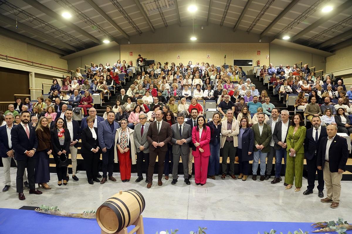 Foto de familia de todos los premiados, autoridades y asistentes a la celebración del día de la Mancomunidad de Municipios Campiña Sur Cordobesa.