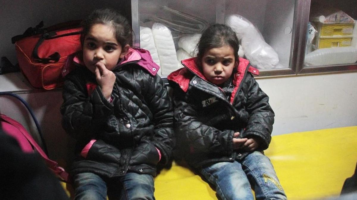 zentauroepp41430484 syrian girls sit in a syrian arab red crescent ambulance in 171229113458