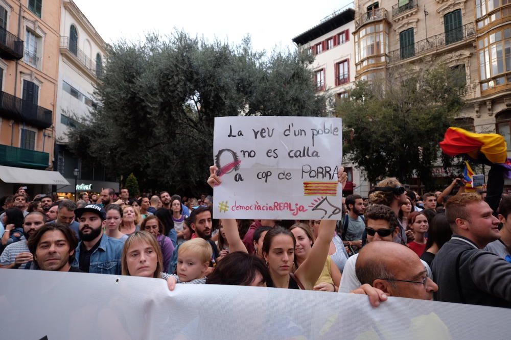 Manifestación en la plaza de Cort contra la "represión" policial en el referéndum de Cataluña