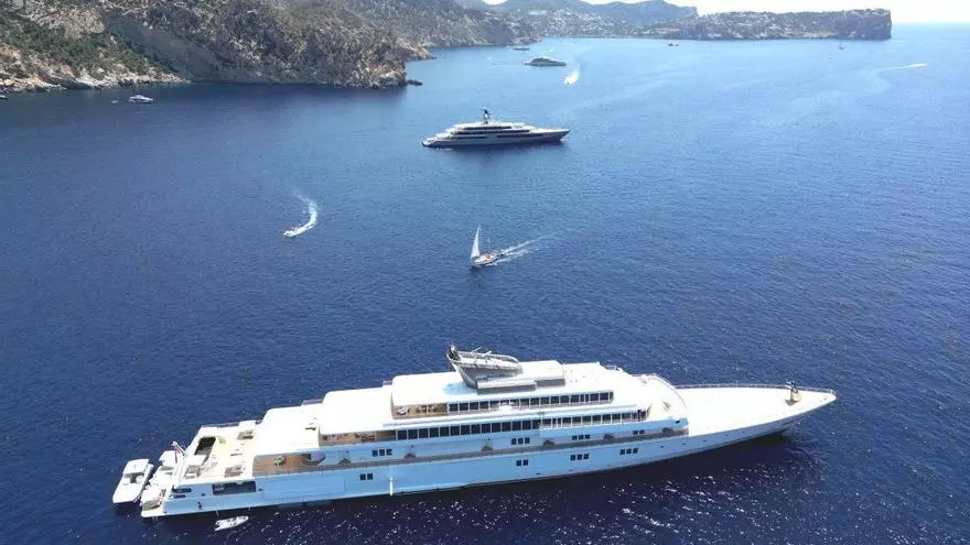VÍDEO | Los megayates "Seven Seas" y "Rising Sun", anclados juntos frente a la costa suroeste de Mallorca