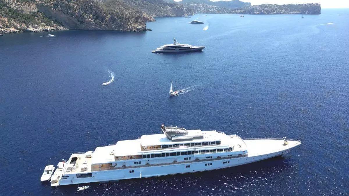 Los megayates "Seven Seas" y "Rising Sun", fondeados juntos frente a la costa suroeste de Mallorca