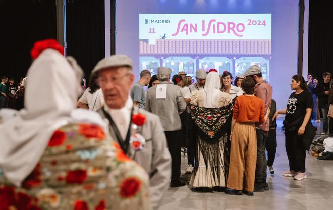 Varias personas atienden al de chotis celebrado el pasado martes en Matadero. EN primer plano, Federico Gómez, el presidente de la Federación de Grupos Tradicionales Madrileños.