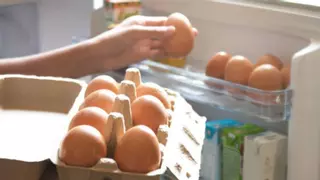 La razón por la que deberías dejar de guardar los huevos en la puerta de la nevera