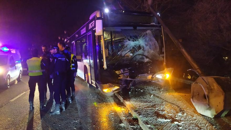 Siete heridos al chocar un autobús urbano de Oviedo por el desmayo del conductor