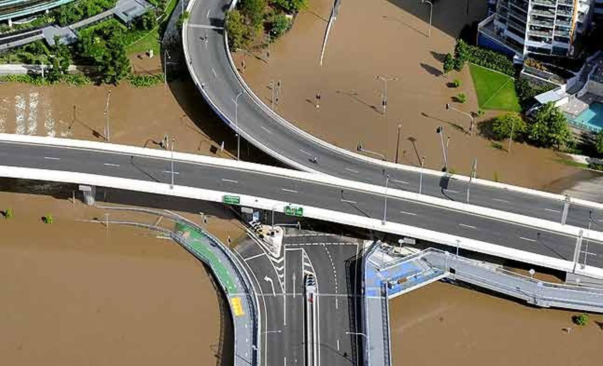 Vista aèria de diverses carreteres parcialment inundades al districte financer de Brisbane (Austràlia).