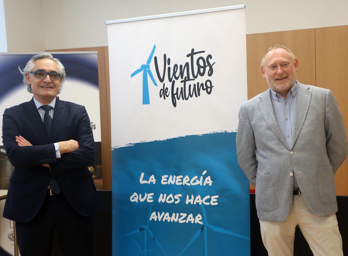 El presidente de la patronal eólica gallega, Manel Pazo, y Carlos Martí en la presentación de la plataforma en Galicia. // Xoán Álvarez