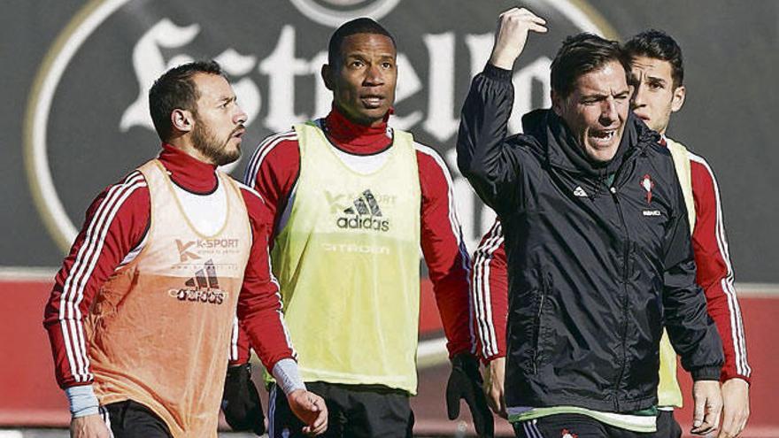 Berizzo, enfadado, ayer, junto a Marcelo Díaz, Beauvue y Mallo. // Ricardo Grobas