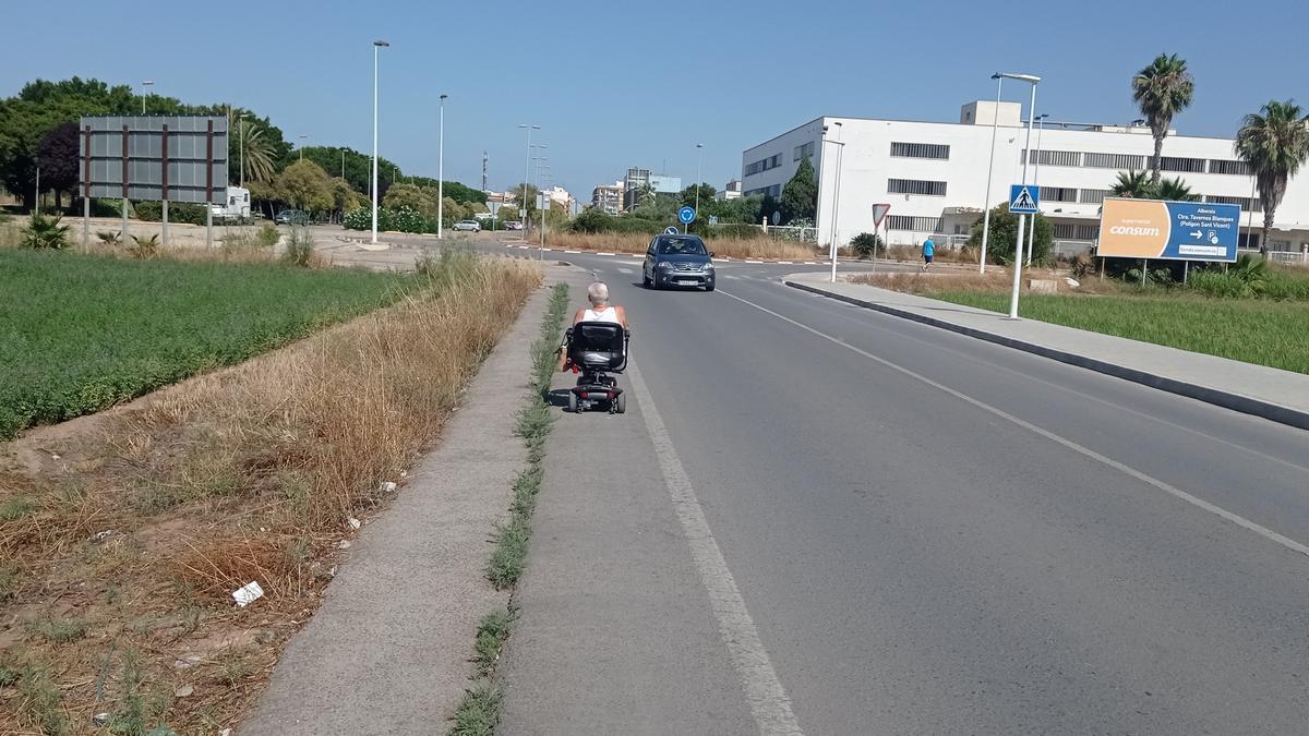 Maribel pone en riesgo su seguridad la tener que ir por el arcén de la carretera para ir de Tavernes a Alboraia.