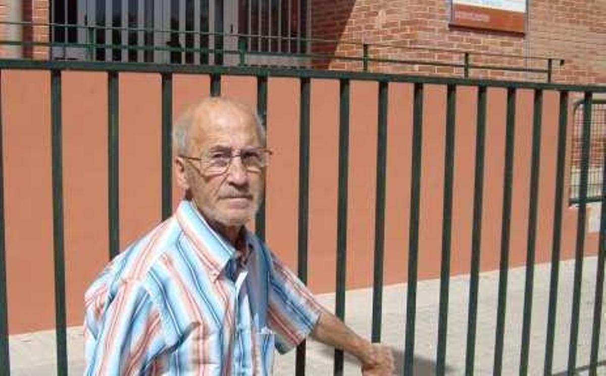 La Policía sorprende a un vecino destruyendo los símbolos franquistas de la iglesia