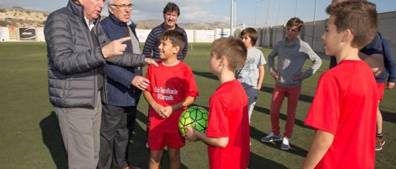 Rexach, Asensi y Palomares, ayer con niños de la escuela.