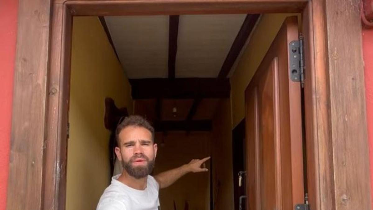 Ibon Berasategui, enseñando el interior de su residencia, ubicada en una aldea en Asturias