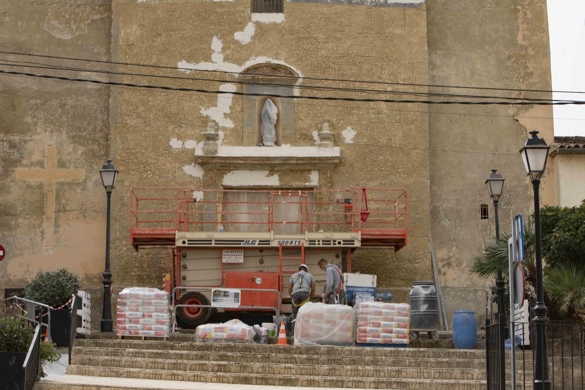 Rehabilitan la fachada y el campanario de la iglesia de Otos gracias a las aportaciones de los feligreses