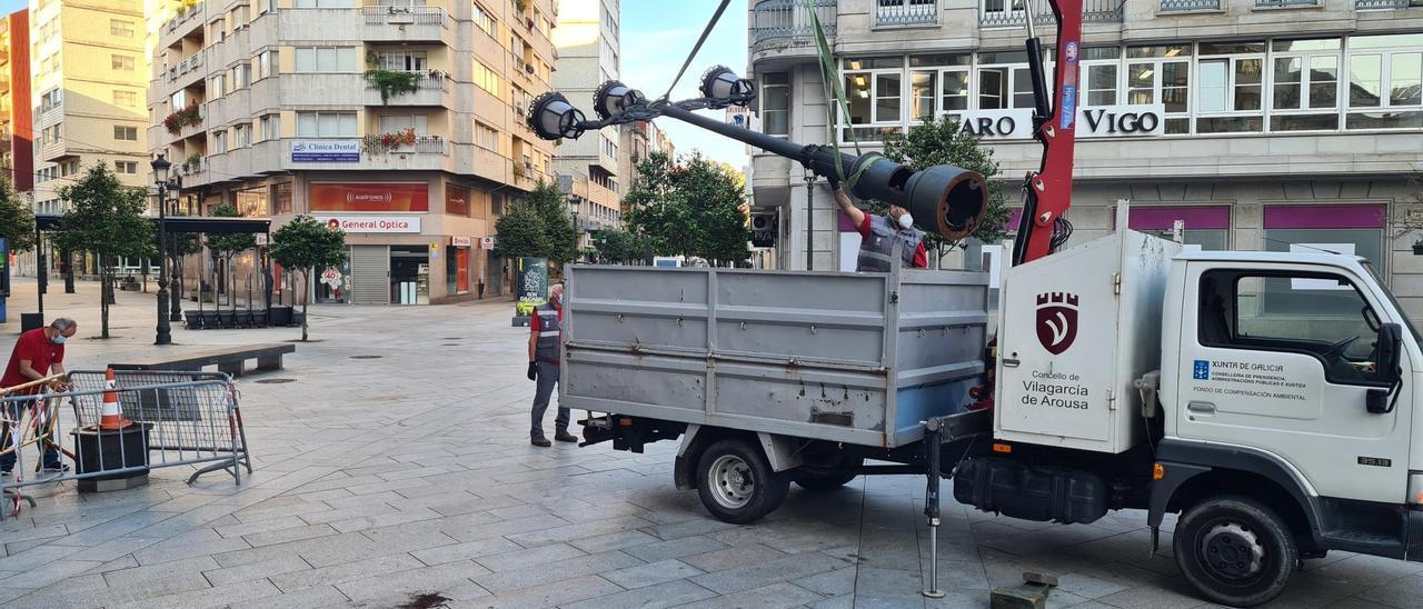 Los operarios municipales se llevaron la farola en un camión poco después de las ocho de la mañana de ayer.