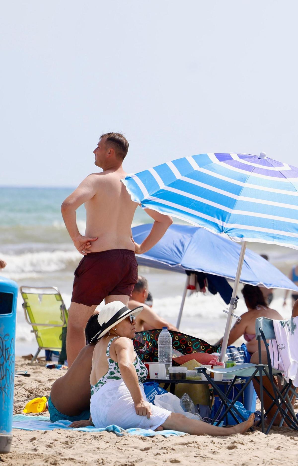 Las playas de València se llenan ante las altas temperaturas