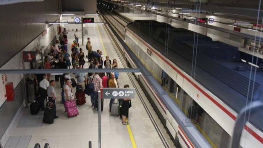 El Cercanías pasa por última vez por el Aeropuerto de Málaga poco antes de la una de la madrugada.